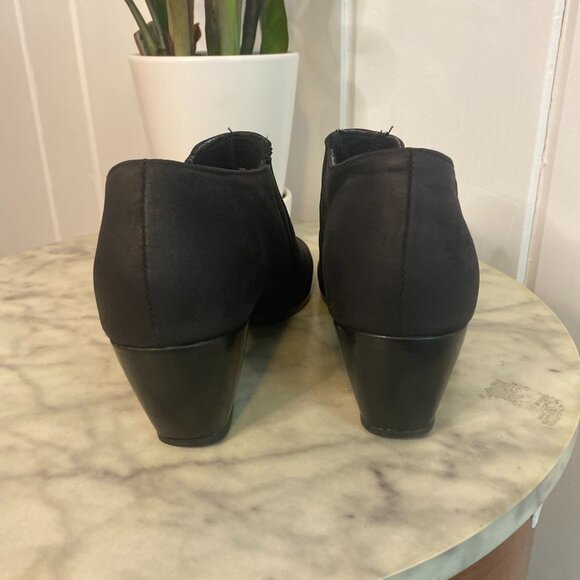 Munro Luisa Black Suede Peep Toe Booties - Picture 4 of 7
